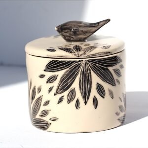 Boîte cylindrique avec couvercle.