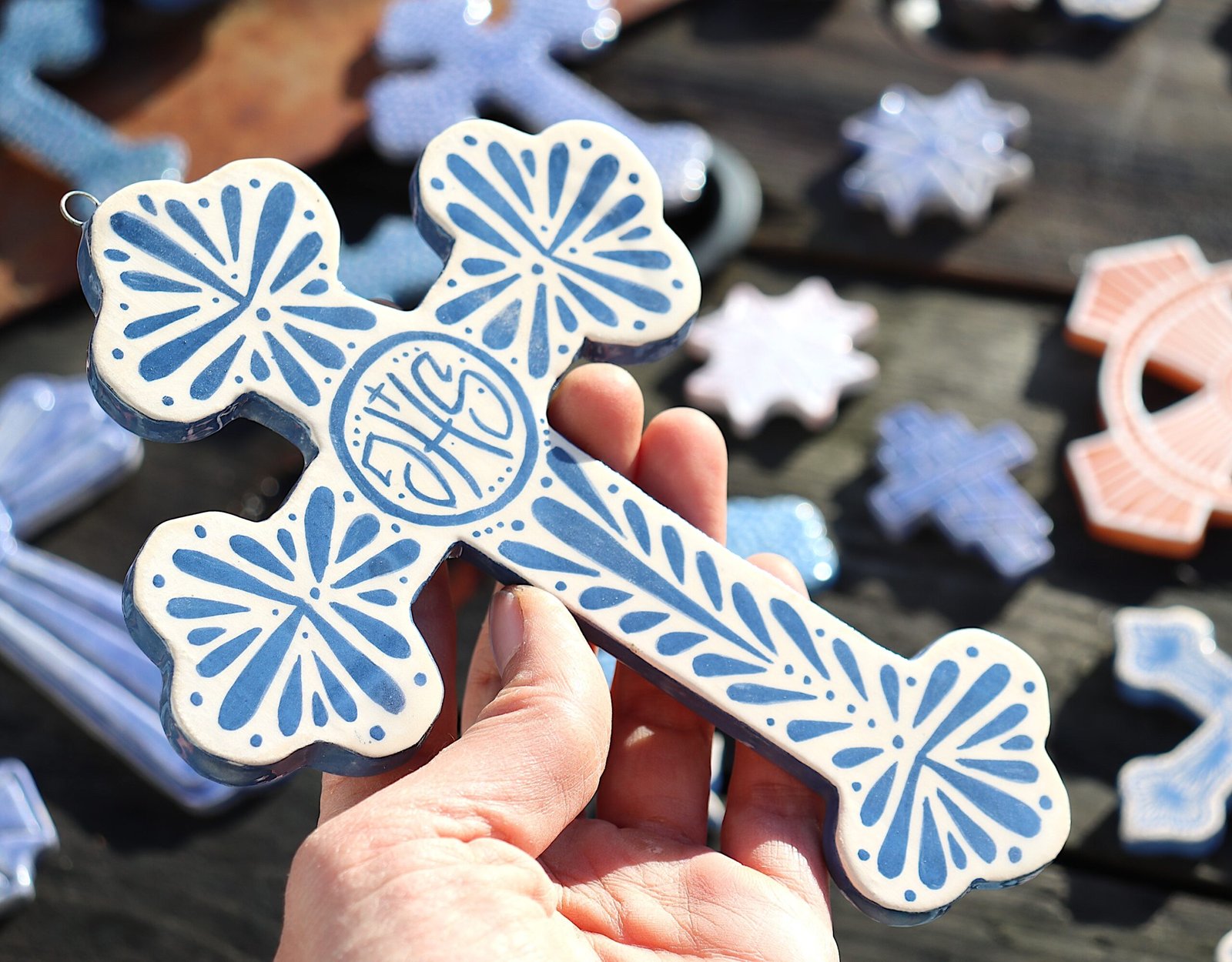 Croix en faïence émaillée – Image 2