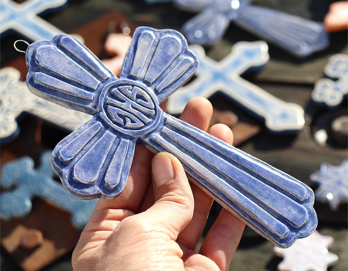 Croix en faïence émaillée – Image 4