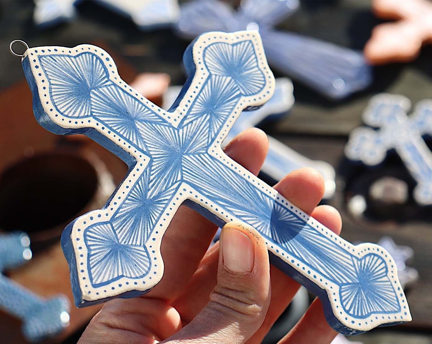 Croix en faïence émaillée – Image 3