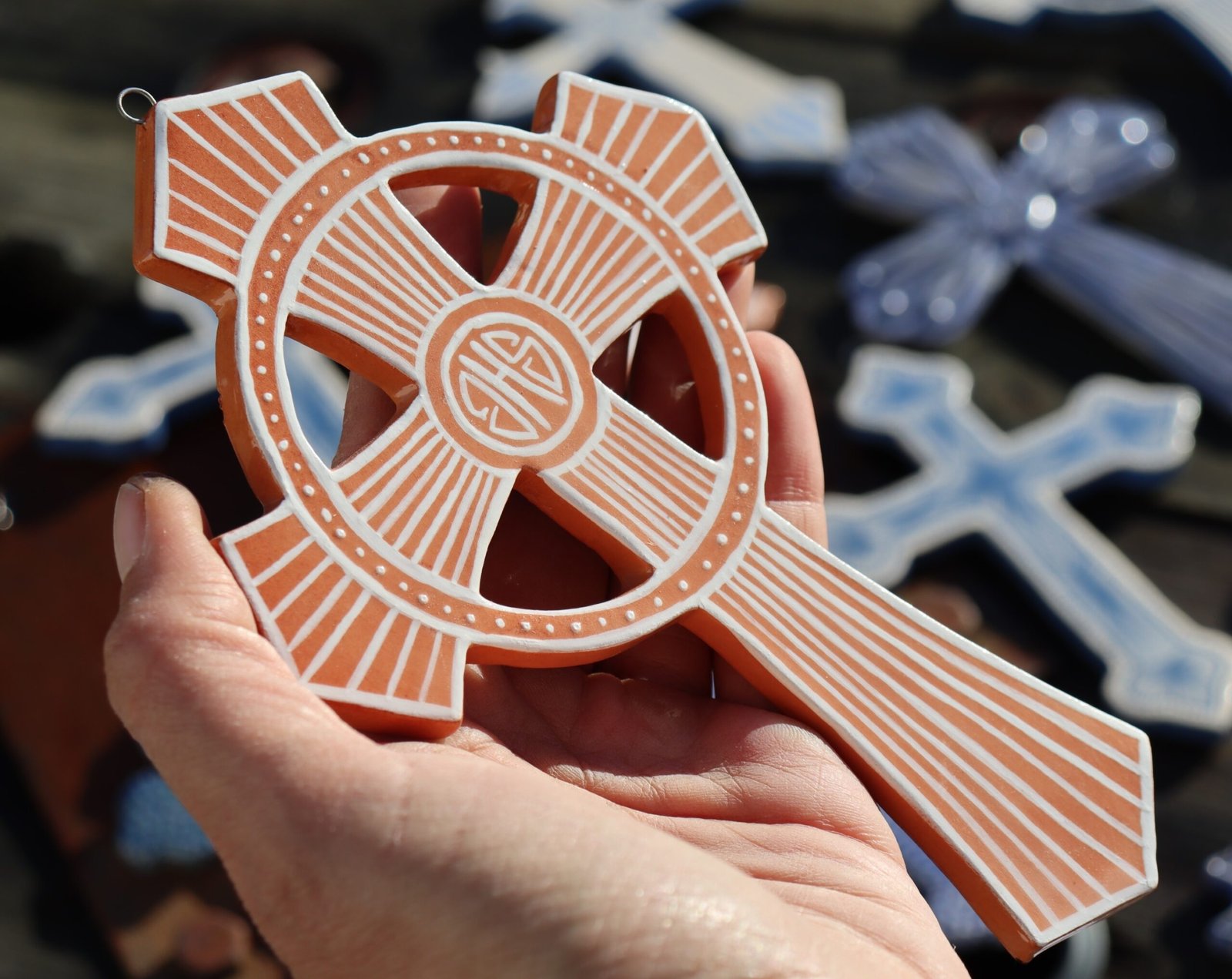 Croix en faïence émaillée – Image 3