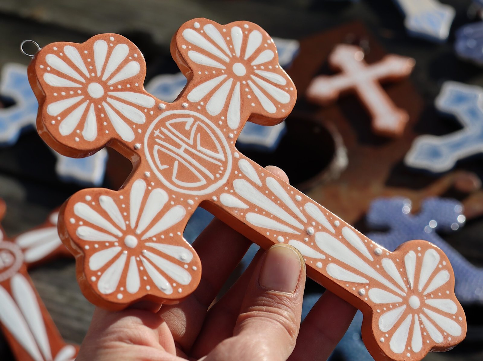 Croix en faïence émaillée – Image 2