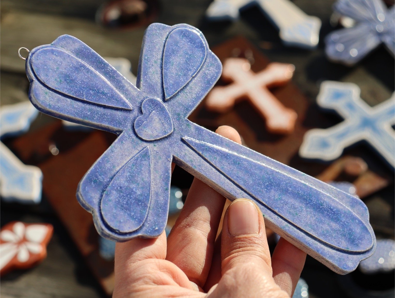 Croix en faïence émaillée – Image 4