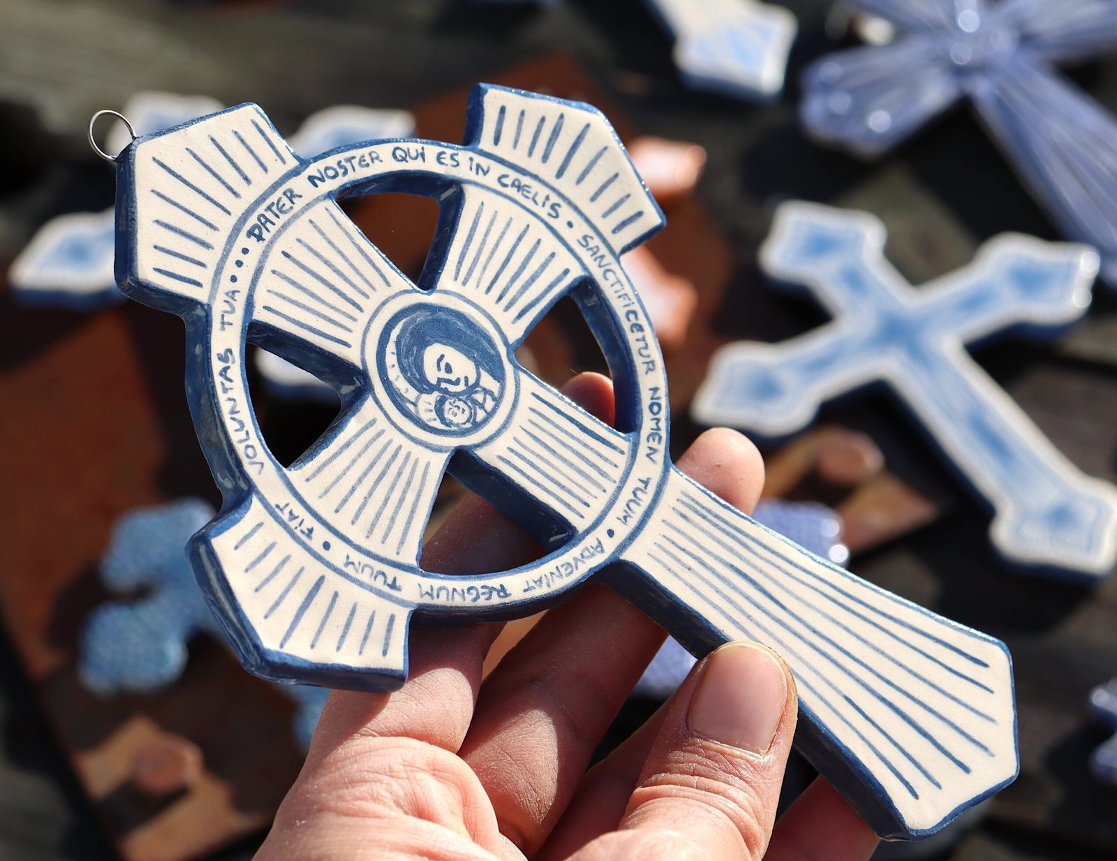 Croix en faïence émaillée – Image 3