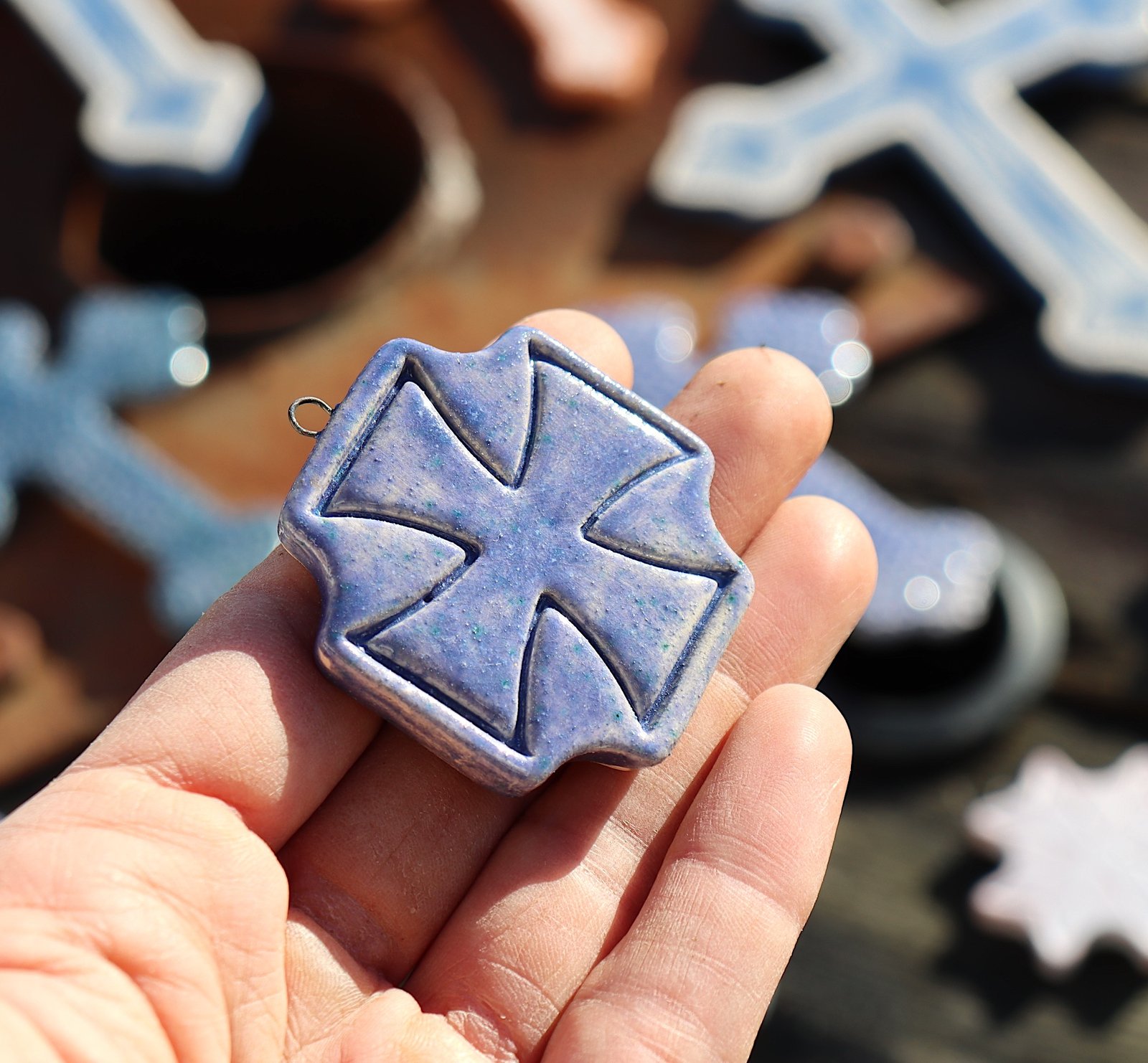 Croix en faïence émaillée – Image 3