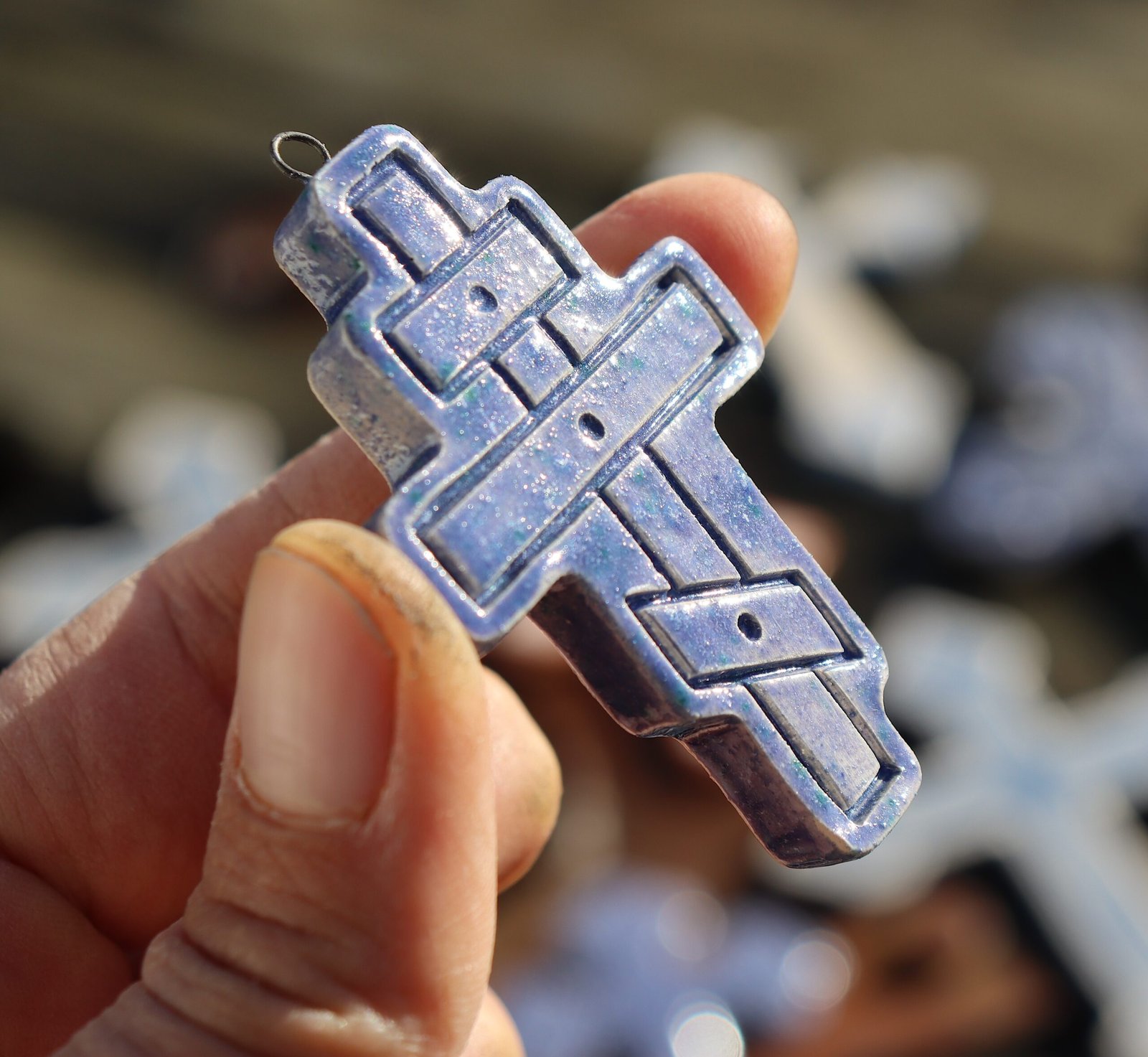 Croix en faïence émaillée – Image 3