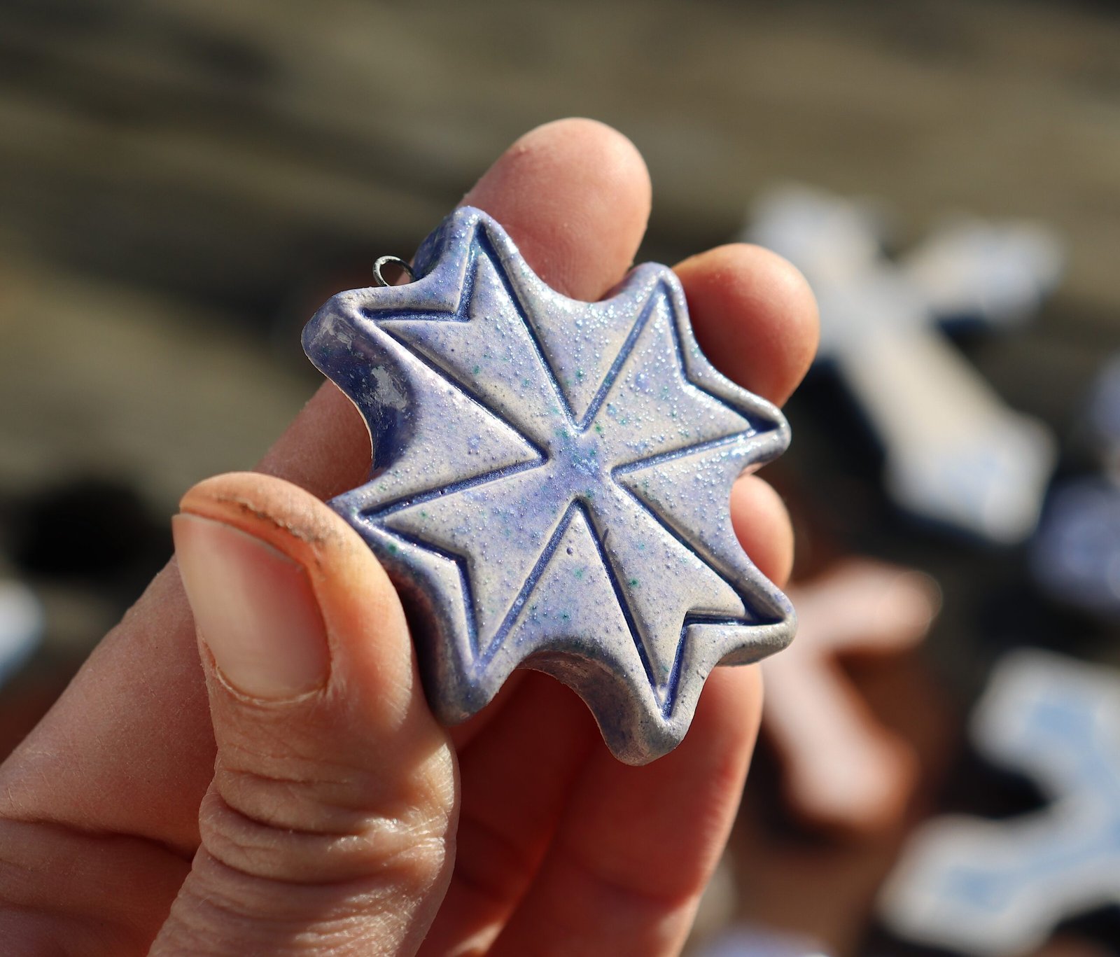 Croix en faïence émaillée – Image 2