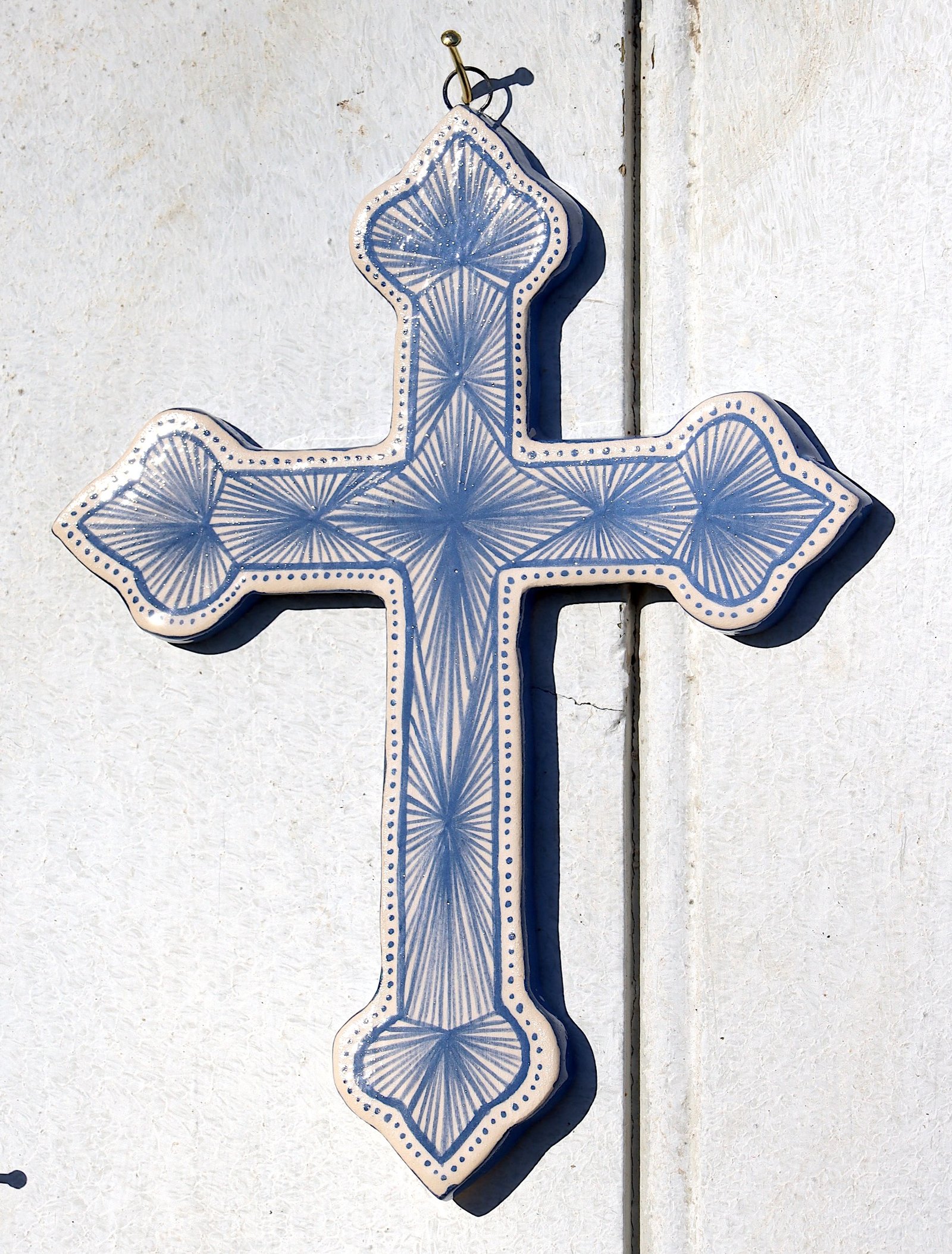 Croix en faïence émaillée