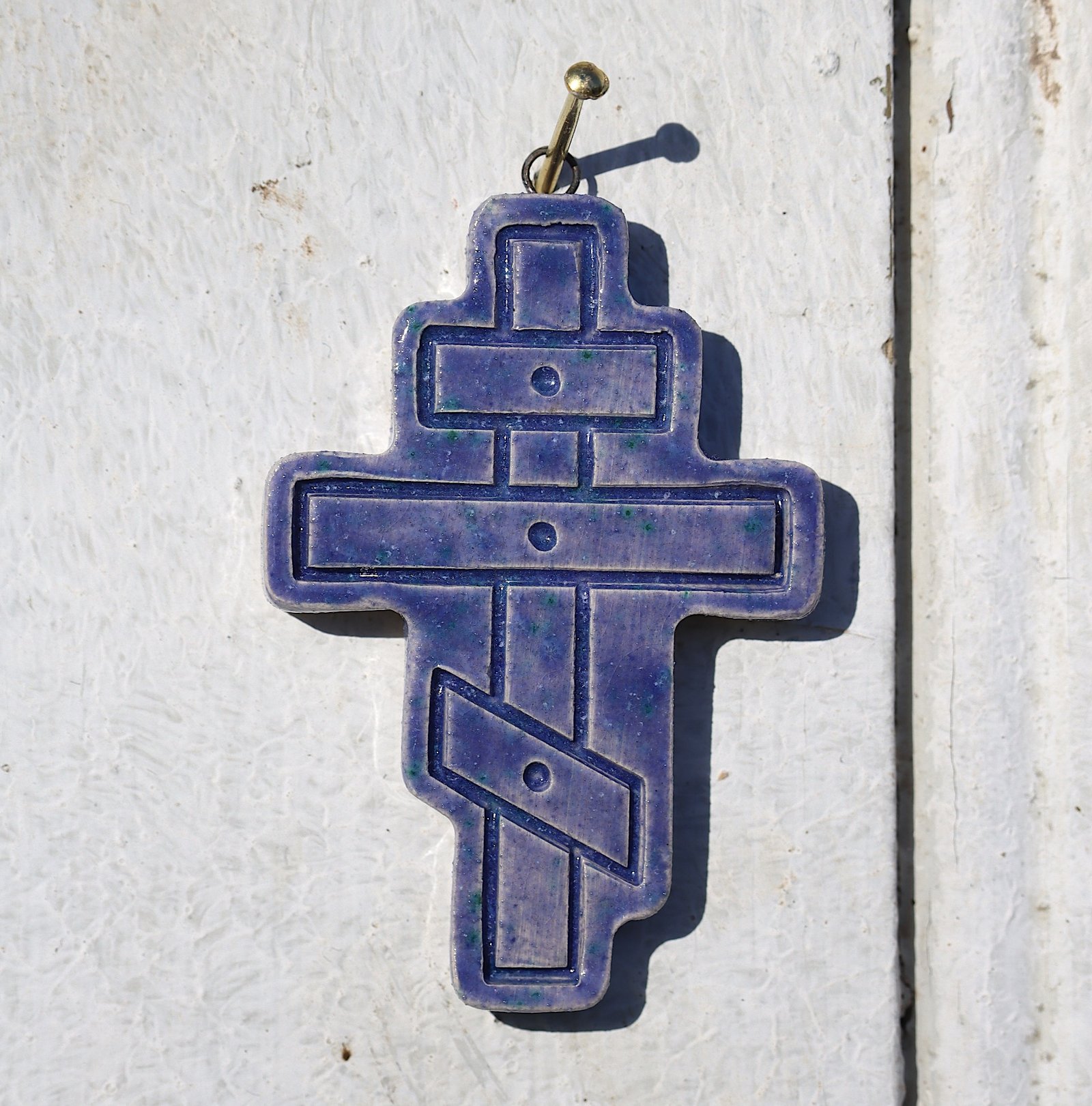 Croix en faïence émaillée – Image 2