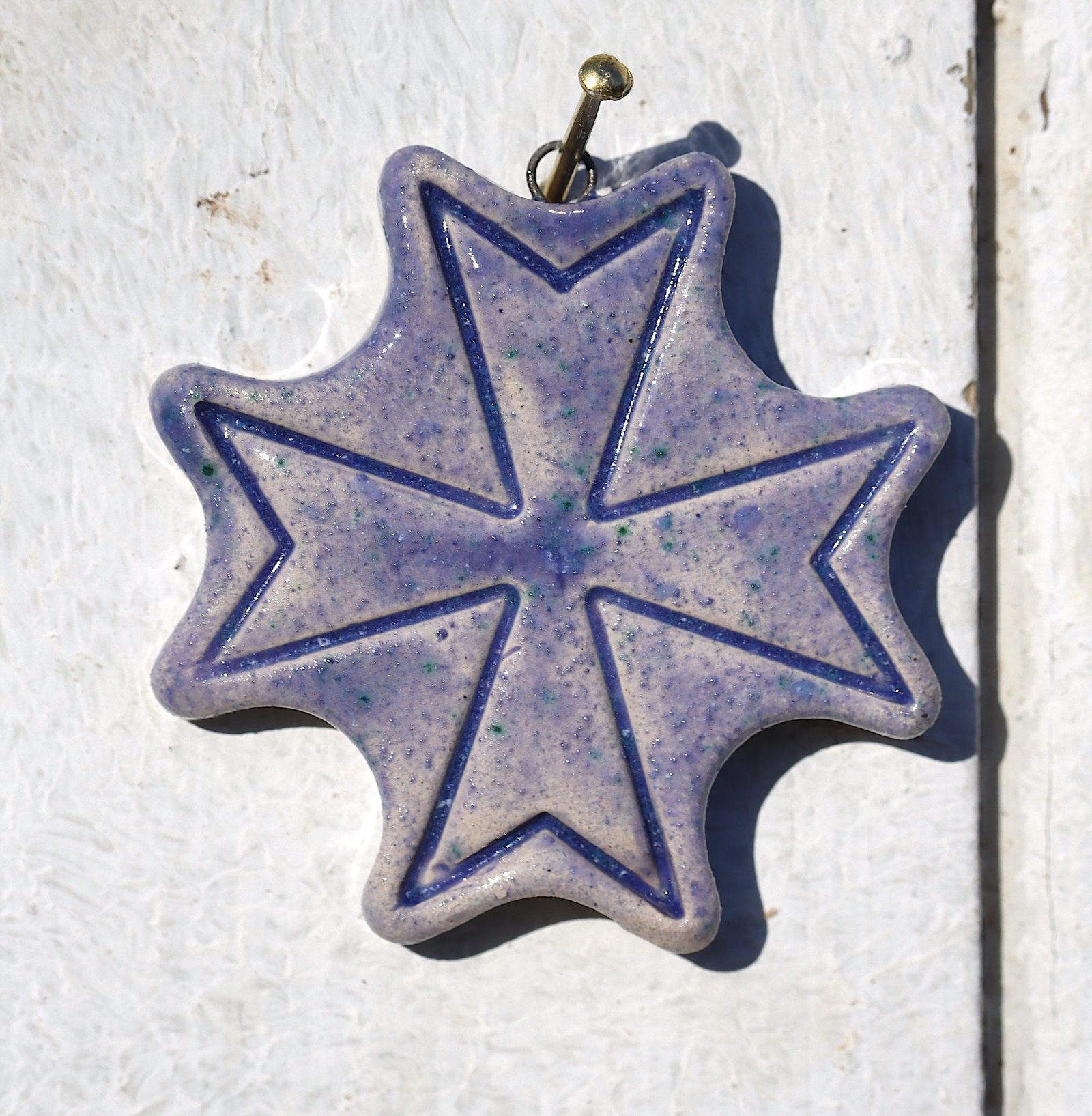 Croix en faïence émaillée – Image 3