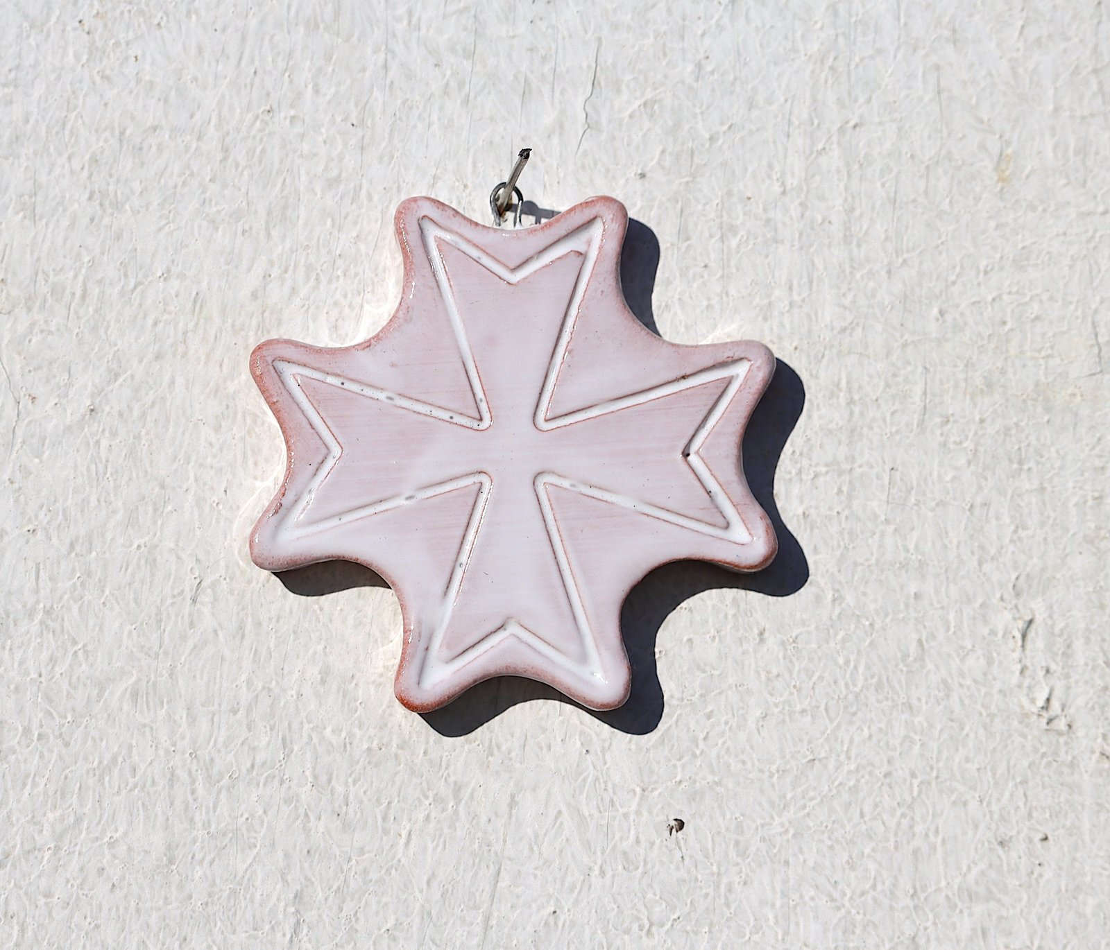 Croix en faïence émaillée – Image 2