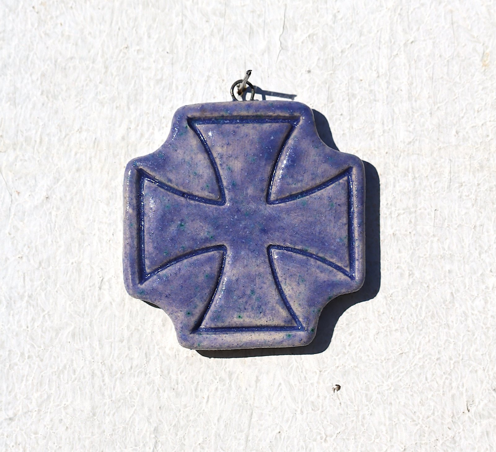 Croix en faïence émaillée – Image 2