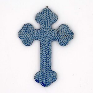 Croix en faïence émaillée.