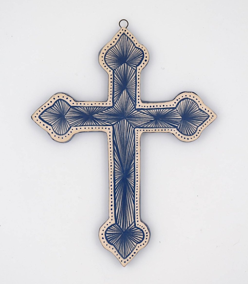 Croix en faïence émaillée